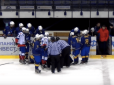Герой дня! Український хокеїст врятував життя гравцю під час матчу (відео)