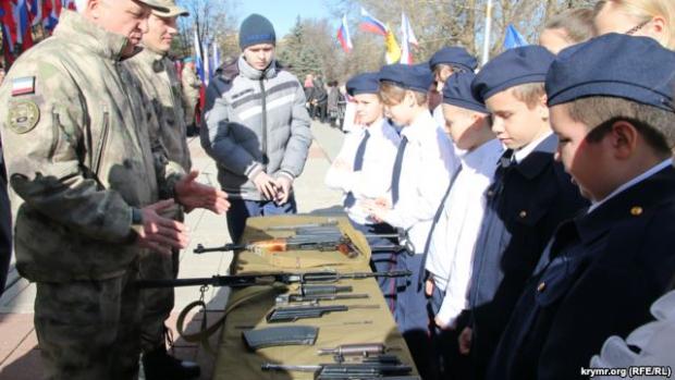 Кримська самооборона вчить дітей збирати і розбирати автомати