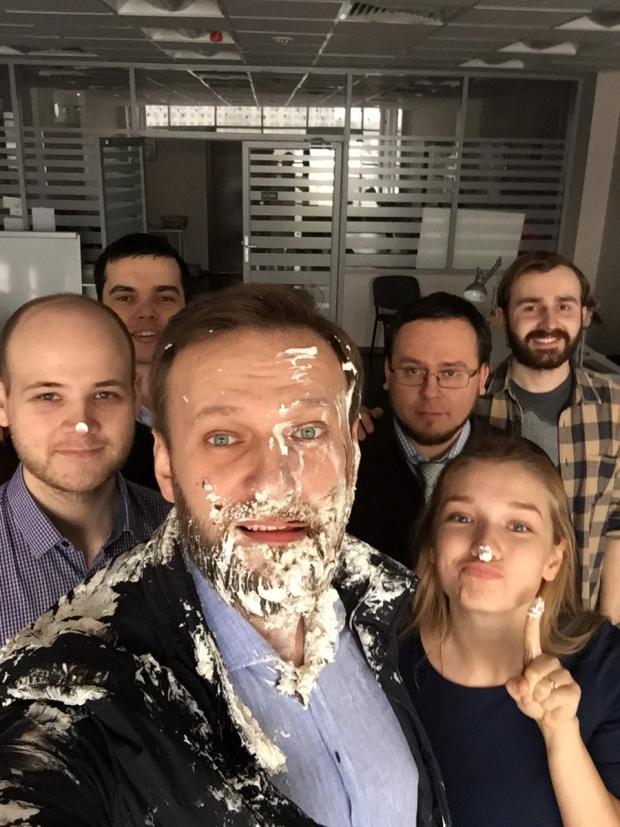 На Олексія Навального у Москві невідомі напали з тортами. Фото:Twitter