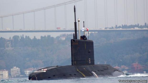 Російський дизельний підводний човен «Ростов-на-Дону» в акваторії Чорного моря