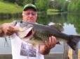 Чоловік, який ловить рибу голими руками, підірвав мережу (відео)