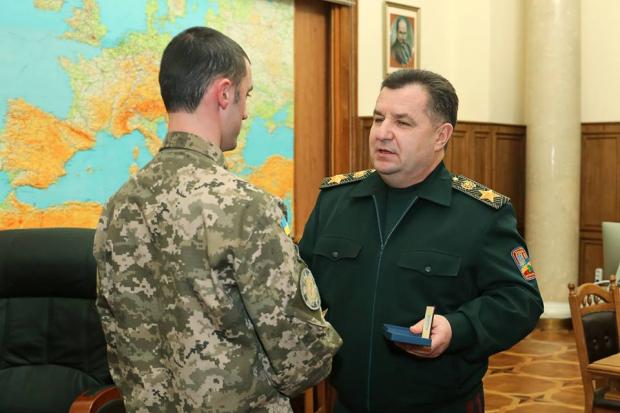 Степан Полторак нагородив солдата, який затримав злочинця. Фото: соцмережі.