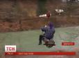Тарзанша мимоволі: На Закарпатті 77-річна бабуся змушена діставатися через річку повітряною переправою (відео)
