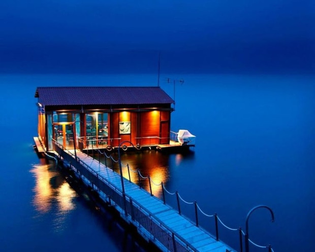 Плавучий будиночок на озері Вегорітіс. Фото: 4tololo.ru.