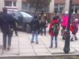 ​Малі, але свідомі громадяни: Львівські учні затримали порушників, що заблокували автомобілем вхід до школи (відео)