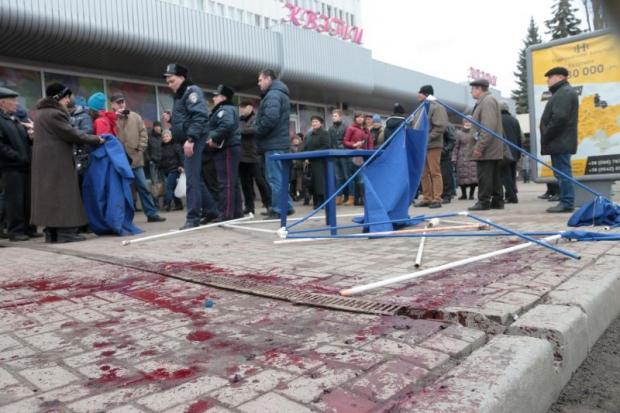 У Сумах навколо намету "Опоблоку" активісти розлили кров. Фото:http://uainfo.org/