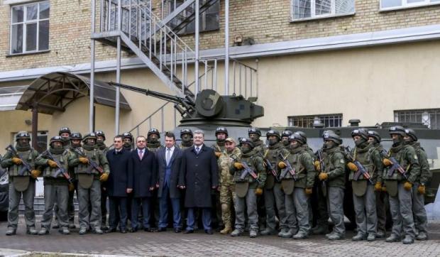 Петро Порошенко та спецназ НАБУ. Фото: соцмережі.