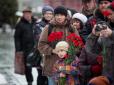 Культ сатани: У Москві несуть квіти на могилу Сталіна, моляться і плачуть (фотофакти)