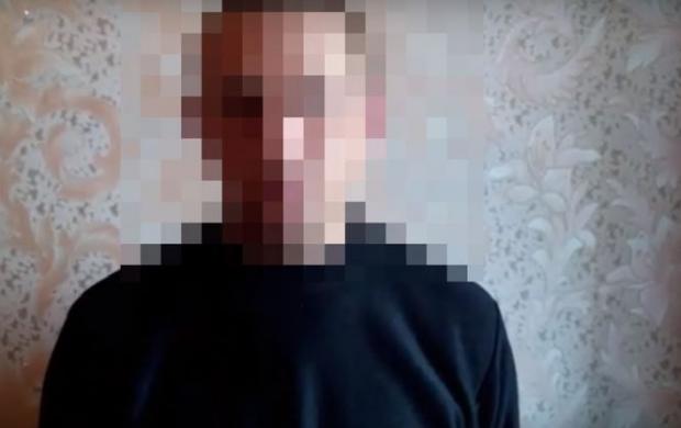 Затриманий інформатор бойовиків. Фото: скріншот з відео.