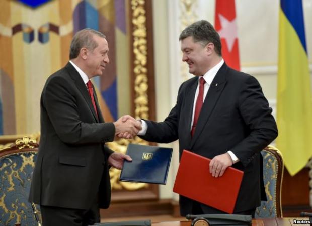 Президент України Петро Порошенко (праворуч) та президент Туреччини Реджеп Таїп Ердоган під час зустрічі у Києві. Березень 2015 року