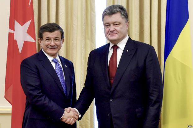 Президент України Петро Порошенко (праворуч) та прем’єр-міністр Туреччини Ахмет Давутоглу під час зустрічі у Києві. 15 лютого 2016 року