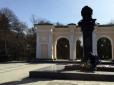 Не зламати: Жителі окупованого Сімферополя несуть квіти до пам'ятника Шевченку