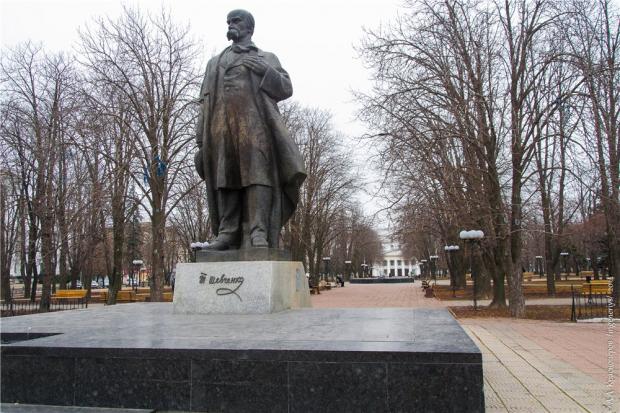 Пам'ятник Тарасу Шевченку у Луганську. Фото: ЖЖ.