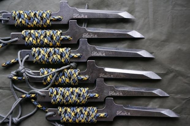 Ножі для українських військових. Фото: соцмережі.