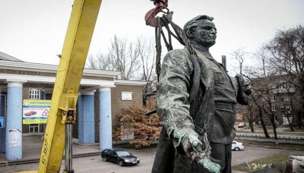 У Запоріжжі демонтували монумент Кірова. Фото: Преса України.