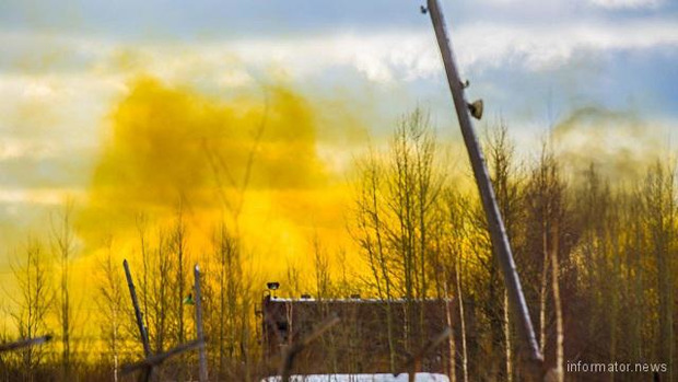 На Уралі екологічна катастрофа: 20-тисячне місто поглинув отруйний жовтий дим від палаючої азотної кислоти (відео)