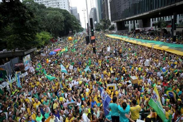 Бразильці вимагають відставки президента. Фото: REUTERS
