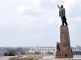 Вишиванка не врятувала: У Запоріжжі демонтують найбільший пам'ятник Леніну (відео)