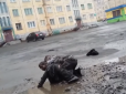 Навіть камінням кидалися: У Росії двоє чоловіків побилися в болоті через Україну (відео)