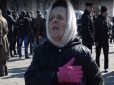 Ленін завжди живий? Як бабуся у Запоріжжі шалено прощалася з монументом Ілліча (відео)