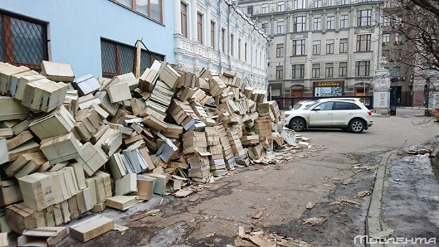 Нікому не потрібні? У центрі Москви викинули документи з центрального архіву КДБ