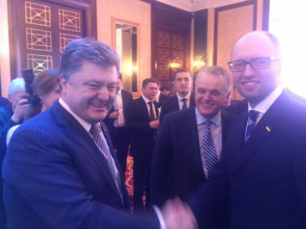 Петро Порошенко та не дуже веселий Арсеній Яценюк. Фото: соцмережі.