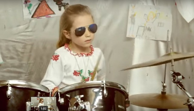 ​Диво в вишиванці: Мала україночка підірвала мережу грою на барабанах (відео)