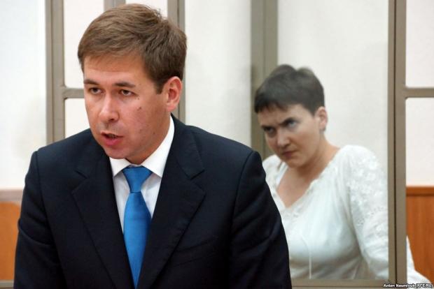 Ілля Новіков та Надія Савченко у залі суду. Фото:ba.org.ua