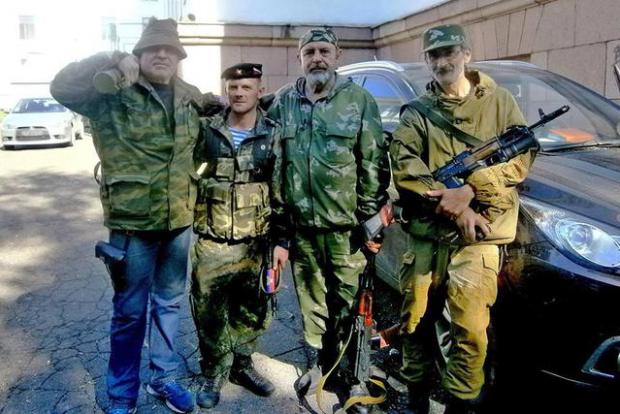 На фото: предатель Дмитрий Куприян - "Батя" - второй справа. Снимок времен оккупации российскими террористами Краматорска в 2014-м