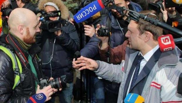 Журналісти з'ясовують стосунки. Фото: Преса України.