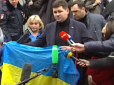 Прес-секретар президента України розгорнув жовто-блакитний прапор під російським судилищем над Савченко (відео)