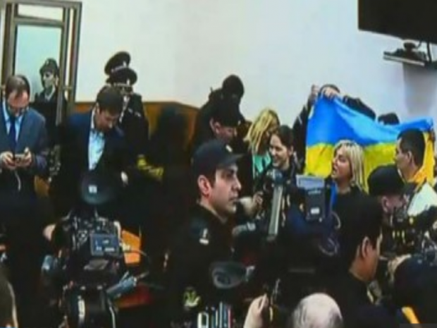 Український прапор в суді під час оголошення вироку Надії Савченко. Фото:golospravdy.com