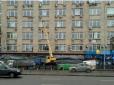 Заради грошей: У центрі Києва забудовник знищив дерева заради літнього майданчика ресторану