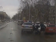 Навчили ПДР, як вміли: російські ДАІшники побили водія ногами (відео)
