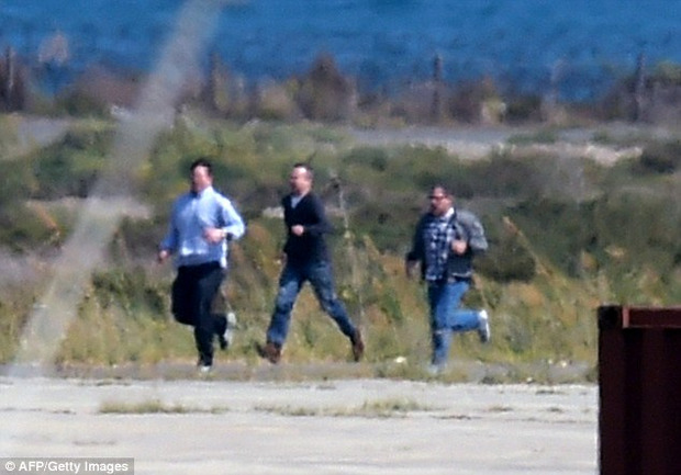 Останні звільнені викрадачем заручники, в тому числі Бен Іннз (зліва), біжать по аеродрому.