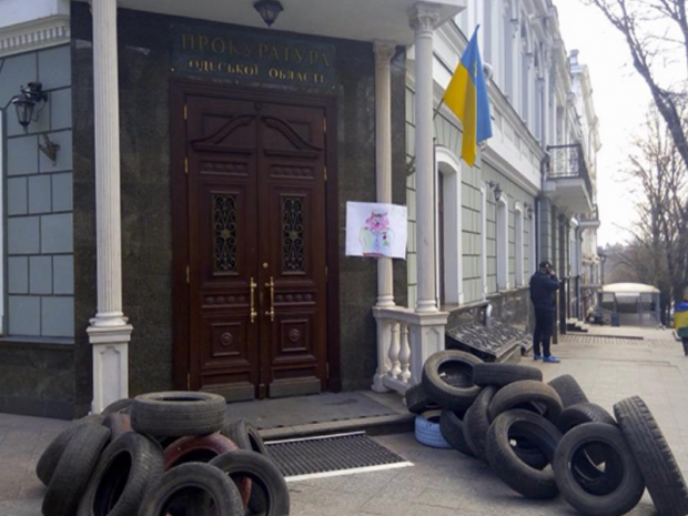 Шини біля входу в Одеську прокуратуру. Фото:http://news.liga.net/