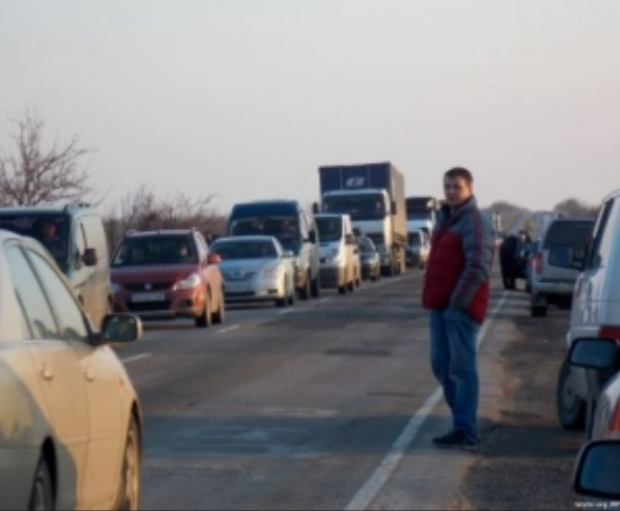 Кримчани масово кинулися в Україну  рятувати свої авто. Ілюстрація:fakty.ictv.ua
