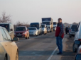 Кримчани масово вивозять авто в Україну і клянуть окупантів