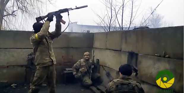 Українські бійці у промзоні Авдіївки. Фото: скріншот з відео.