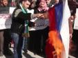 Так буде горіти Москва: У Сирії мітингувальники спалили прапор Росії (відео)