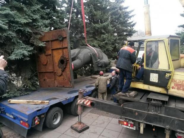 У Маріуполі демонтували пам'ятник Орджонікідзе. Фото:http://www.0629.com.ua/
