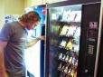 Розумна техніка: як торговий автомат відрізняє фальшиві монети (відео)