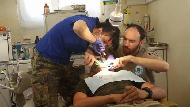 Стоматологи у зоні АТО. Фото: verge.zp.ua.