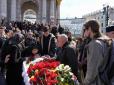 Давно Київ не бачив такого прощання: люди вшановували легендарного 
