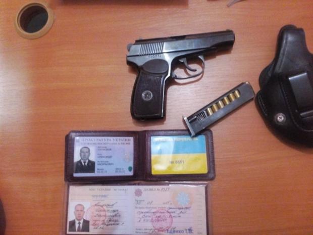 Документи та зброя Олександра Никифорова. Фото: соцмережі.