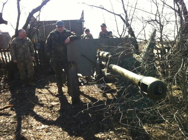 Українські військові з раритетною зброєю. Фото: соцмережі.