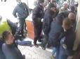 ​Все через порушника ПДР: Поліція показала як чимала группа чоловіків штурмували київський райвідділок (відео)