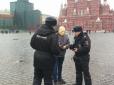 На Красній площі затримано пікетувальника у масці Путіна (фото, відео)