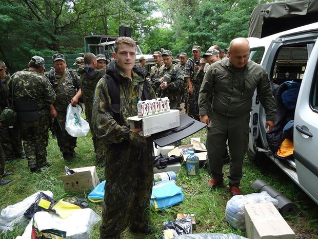 Волонтери допомагають українським бійцям не тільки із забезпеченням. Фото: rasprodaga.com.ua