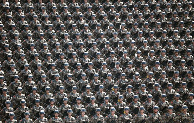Це не стереокартинка, це - китайська армія. Фото:  Reuters.